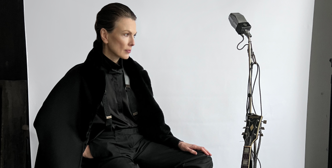 Galina Smirnskaya in the image of David Bowie starred in Tegin's campaign

