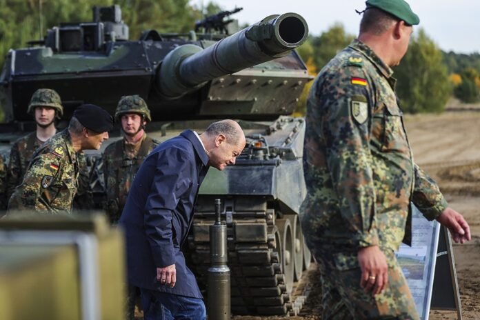 Споры о том, отправлять ли Украине танки Leopard 2, идут в Германии уже несколько месяцев. Сами немцы против, но политики-"ястребы" не сдаются. / EPA