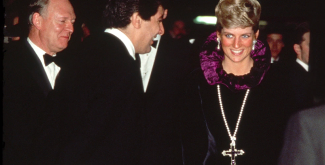 Princess Diana necklace up for auction


