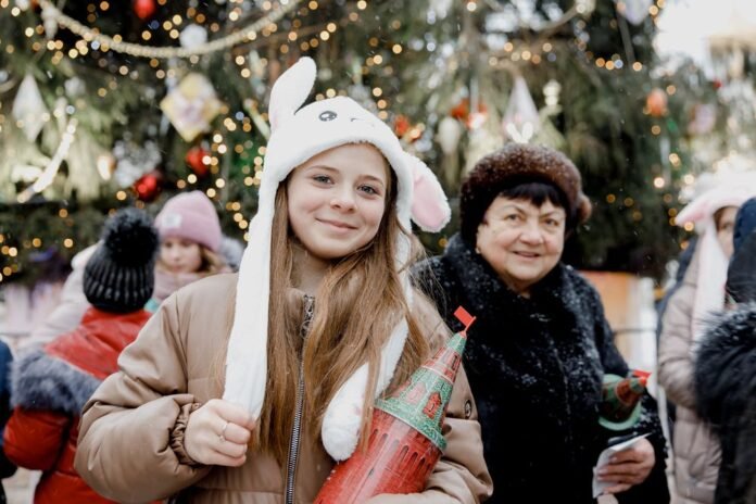 The Kremlin tree was visited by 300 children from Mariupol KXan 36 Daily News

