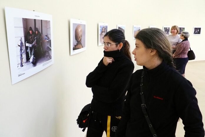 В числе первых посетителей выставки были и переселенцы с Донбасса. / Николай Гагарин
