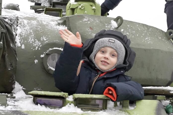 Deputy Defense Minister Pavel Popov fulfilled the dream of a six-year-old boy to visit the museum of military equipment KXan 36 Daily News

