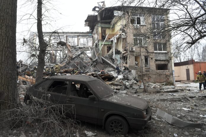 In Donetsk, the bodies of two women were removed from the rubble of a building destroyed by shelling KXan 36 Daily News

