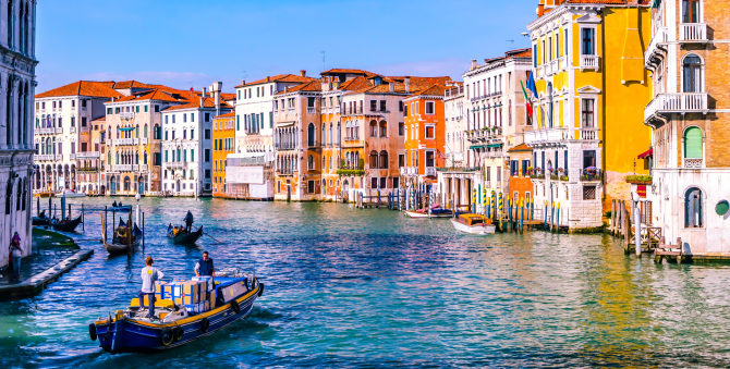 In Venice, the introduction of a fee for tourists arriving for one day is postponed.


