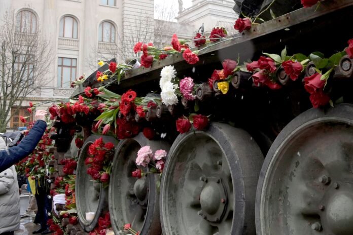A provocation with a wrecked Russian tank angered the inhabitants of Berlin: they tore down the Ukrainian flag and decorated it with flowers KXan 36 Daily News

