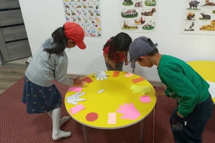 В центрах при библиотеках детей увлекают развивающими и обучающими играми.