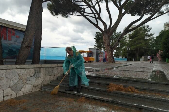 In Yalta, due to strong unrest in the Black Sea, the city's beaches were closed KXan 36 Daily News

