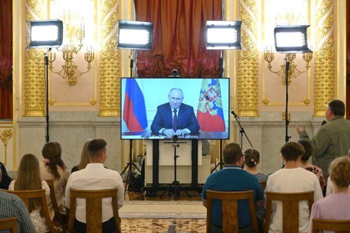 Putin met with families awarded the Order of Parental Glory KXan 36 Daily News

