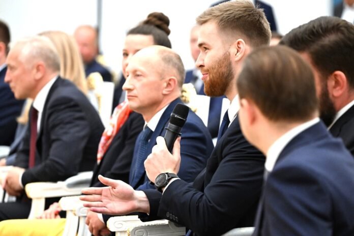 Игнат Петухов (в центре): Сейчас в инвестиционном портфеле Оренбуржья порядка 70 проектов на 425 миллиардов рублей.