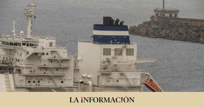 The ship that will make the first unloading of LNG in Gijón docks in El Musel


