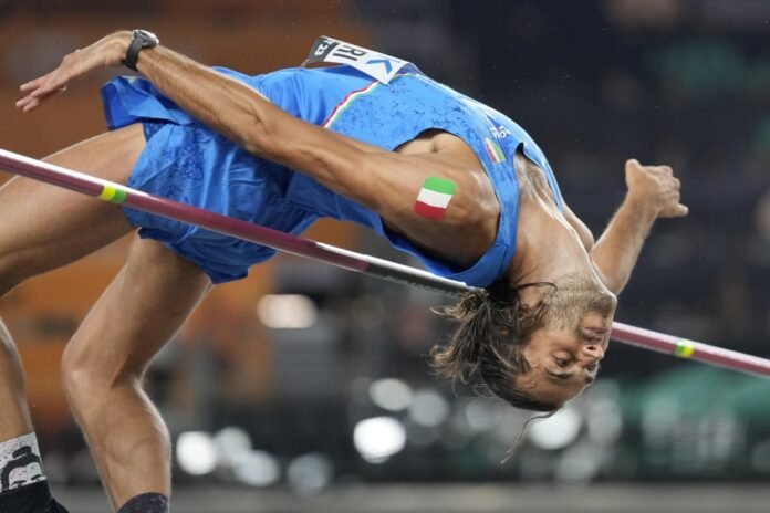 Олимпийский чемпион Токио итальянец Джанмарко Тамбери в Будапеште победил с результатом 2 м 36 см.