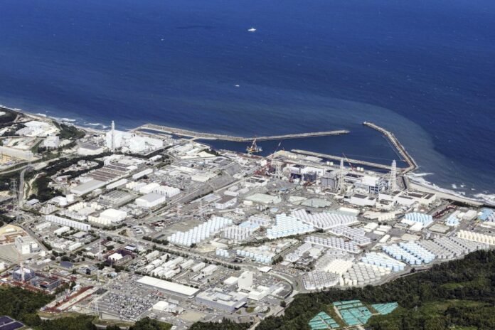 На аварийной АЭС "Фукусима-1" скопилось 1,3 миллиона тонн радиоактивной воды. Вчера ее начали сбрасывать в океан.