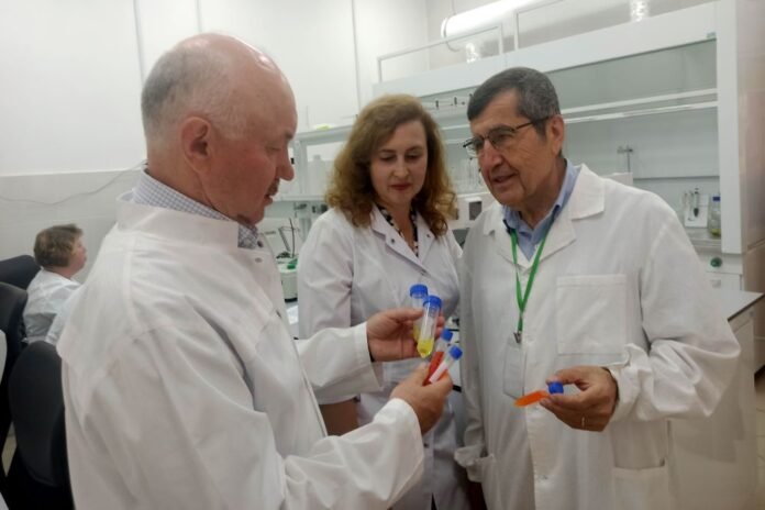 Хамит Коксель (справа): Благодаря гранту в Омске создана база для селекционной работы на молекулярном уровне