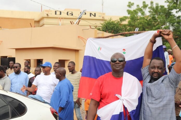 Жители Нигера, которые выходят на акции в поддержку взявших власть в стране военных, нередко берут с собой российские флаги.
