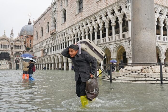 Наводнения и наплыв туристов грозят необратимо изменить исторический облик Венеции.