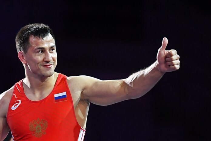 Two-time Olympic champion Vlasov set a record in mass squats - Rossiyskaya Gazeta


