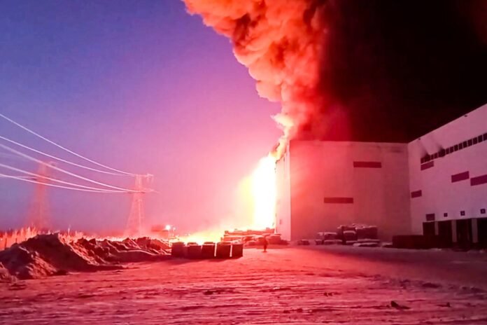 St. Petersburg firefighters defended an electrical substation near a burning warehouse - Rossiyskaya Gazeta

