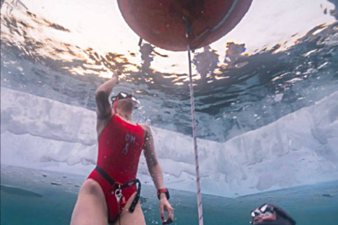 A Russian woman in a swimsuit went under the ice of Lake Baikal to a depth of 25 meters - Rossiyskaya Gazeta

