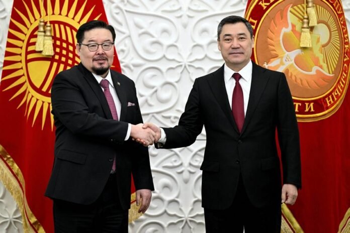 Спикер парламента Монголии Гомбожавын Занданшатар  (на фото справа) на встрече  с главой КР Садыром Жапаровым.