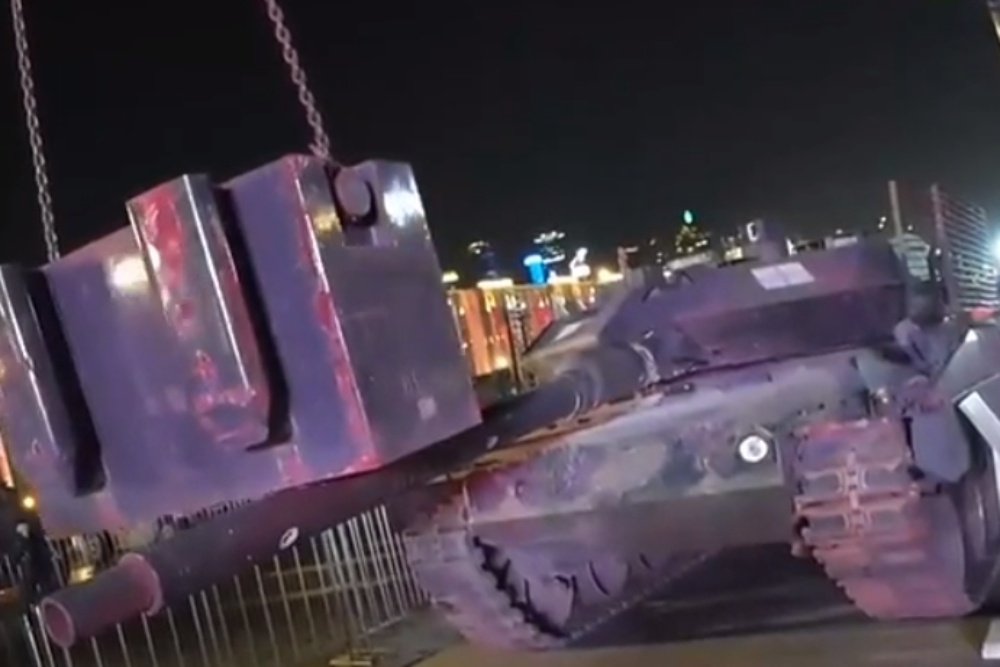 Images of a captured Leopard tank with its muzzle bent in Moscow ...