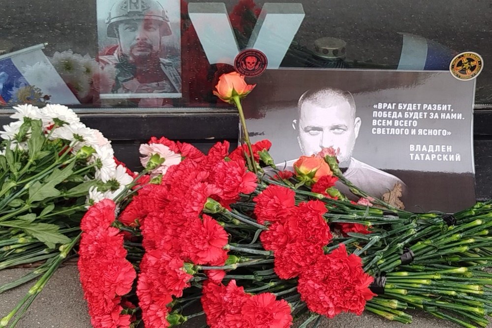 In St. Petersburg, flowers are brought to the place of Vladlen Tatarsky ...