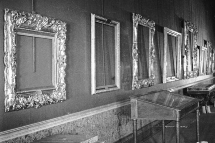Великая Отечественная война 1941-1945 гг. Пустые рамы в залах Государственного Эрмитажа. В июле 1941 года более миллиона 200 тысяч экспонатов Государственного Эрмитажа были эвакуированы в тыл Советского Союза.