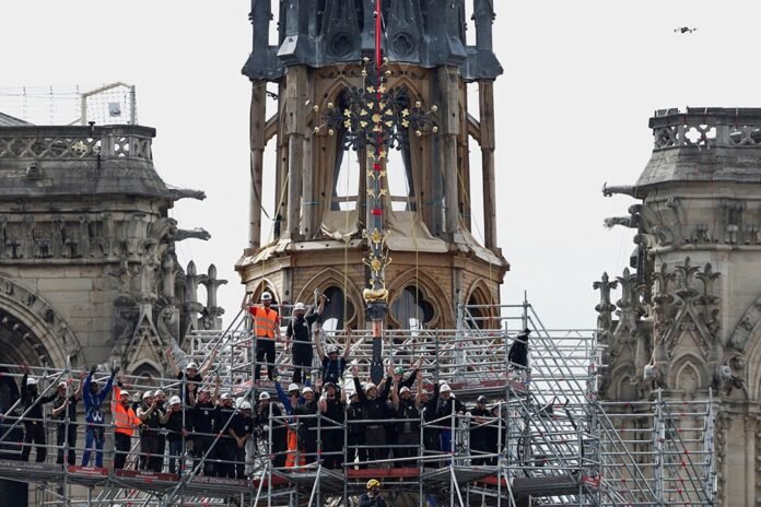 The restored cross was returned to the roof of Notre Dame - Rossiyskaya Gazeta

