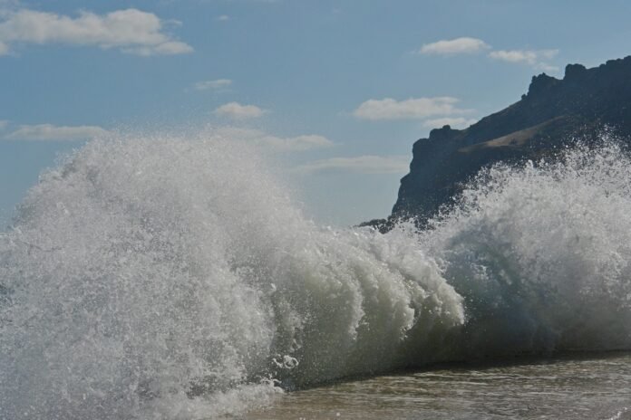 The storm off the coast of Crimea reached force five and three meter waves in the sea - Rossiyskaya Gazeta


