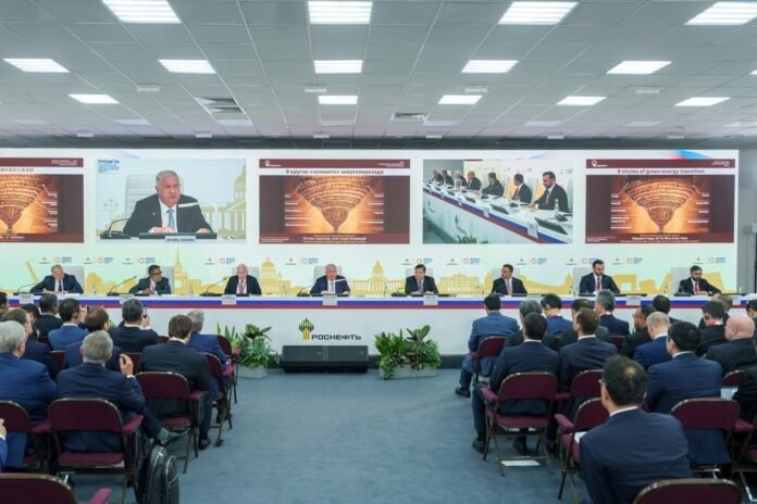 Глава "Роснефти" Игорь Сечин, выступая на ПМЭФ-2024, развенчал мифы о "зелёной" энергетике
