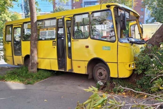 In Yekaterinburg, a bus driver was distracted from the road and crashed into a tree - Rossiyskaya Gazeta

