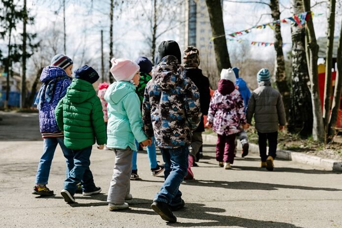 Children of doctors and teachers will be able to start having places in kindergartens without a waiting list - Rossiyskaya Gazeta

